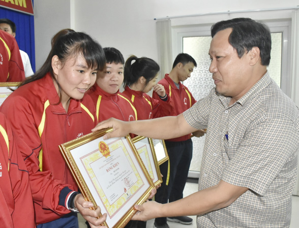 Ông Nguyễn Đình Trung, Giám đốc Sở VH-TT trao Bằng khen UBND tỉnh cho các VĐV xuất sắc.