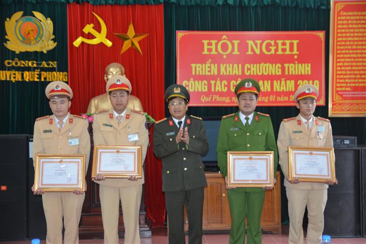 Trao Giấy khen của Giám đốc Công an tỉnh cho các cá nhân có thành tích xuất sắc