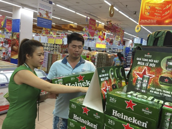 Khách mua bia tại siêu thị Co.op Mart Vũng Tàu.
