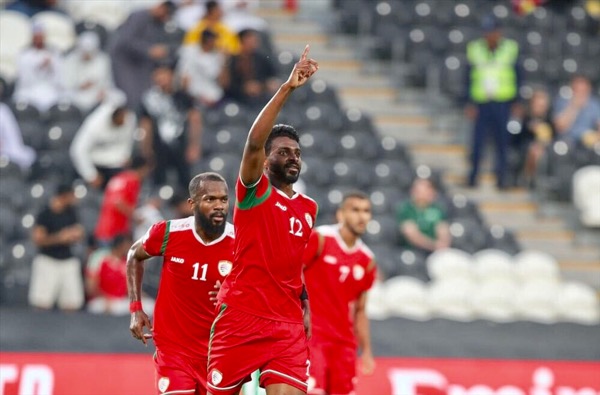 Niềm vui của các cầu thủ Oman sau khi giành vé vào vòng 1/8.  