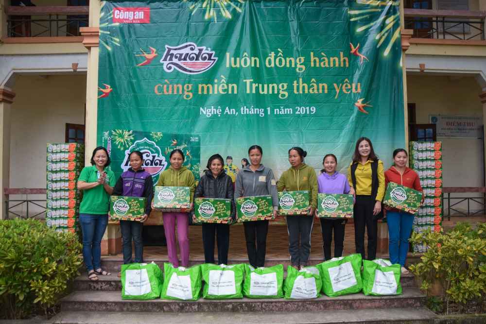 Trao quà Tết cho người dân tại tỉnh Nghệ An