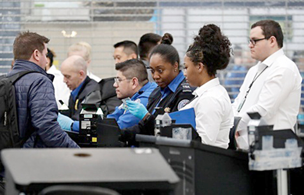 Các nhân viên Cục An ninh Vận tải Mỹ (TSA) tại sân bay quốc tế OHare ở Chicago vẫn làm việc trong thời gian chính phủ đóng cửa một phần.