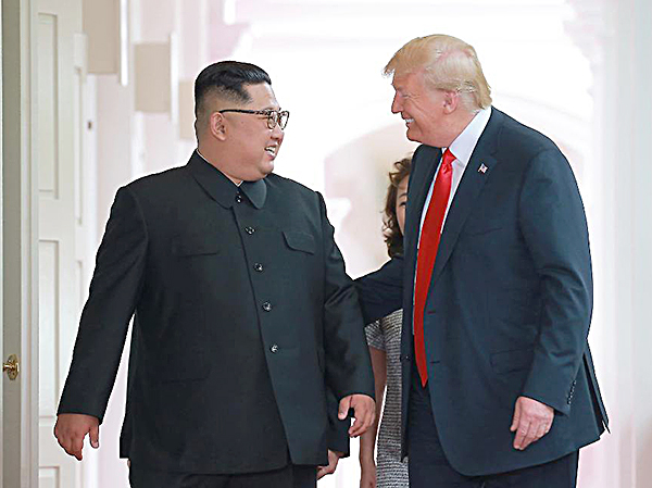 Nhà lãnh đạo Triều Tiên Kim Jong-un (trái) trong cuộc gặp thượng đỉnh với Tổng thống Mỹ Donald Trump tại Singapore.
