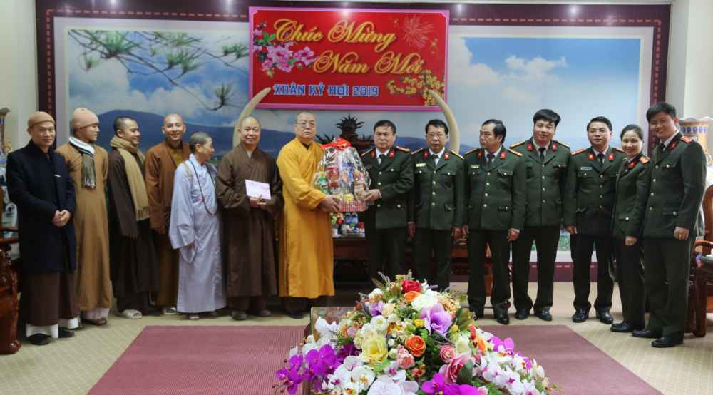 Hoà thượng Thích Thanh Nhiễu thay mặt ban trị sự GHPGVN tỉnh Nghệ An tặng quà chúc mừng năm mới tới toàn thể Lãnh đạo, chiến sỹ Công an tỉnh Nghệ An