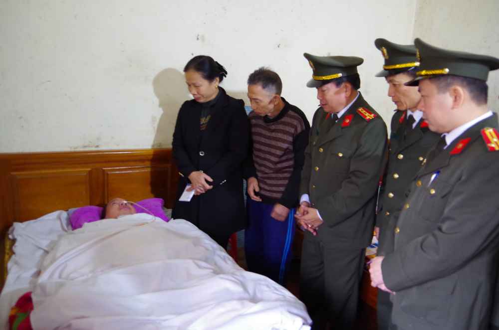 Thăm, động viên Trung úy Bùi Văn Đức tại Thị trấn Dùng, huyện Thanh Chương, huyện Thanh Chương