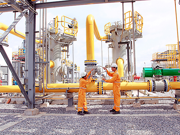 Công ty Vận chuyển khí Đông Nam bộ, đơn vị trực thuộc PV GAS đã hoàn thành tốt nhiệm vụ quản lý hệ thống đường ống dẫn khí. Trong ảnh: Kỹ sư, công nhân Công ty Vận chuyển khí Đông Nam bộ trong giờ sản xuất.