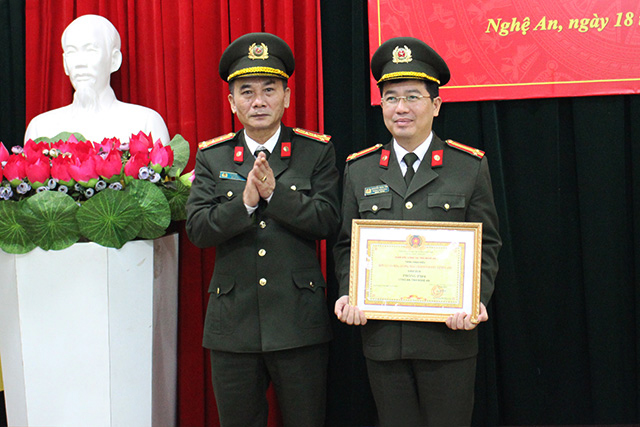 Đồng chí Đại tá Lê Xuân Hoài, Phó Giám đốc Công an tỉnh trao danh hiệu