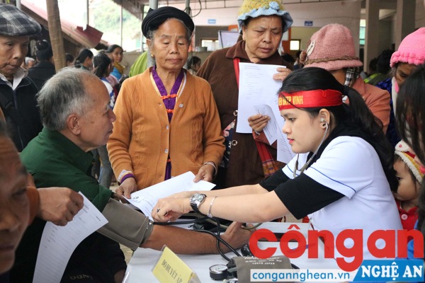 Sau hơn 1 buổi làm việt tận tâm các tình nguyện viên đã tổ chức thăm khám cho hơn 300 người dân