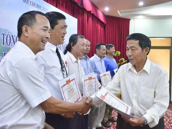 Nhiếp ảnh gia Đinh Hữu Ngợt, Phó Chủ tịch Hội VH-NT trao giấy khen cho các hội viên có thành tích xuất sắc năm 2018.