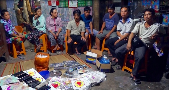 Các đối tượng và tang vật.