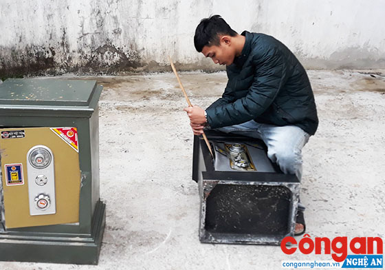 Đối tượng trong vụ phá két sắt trộm tài sản mô tả lại hành vi phạm tội