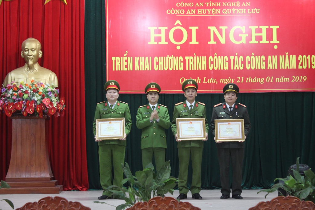 Đồng chí Phó Giám đốc Nguyễn Đức Hải tặng Bằng khen của Bộ Công an cho các cá nhân có thành tích xuất sắc trong năm 2018