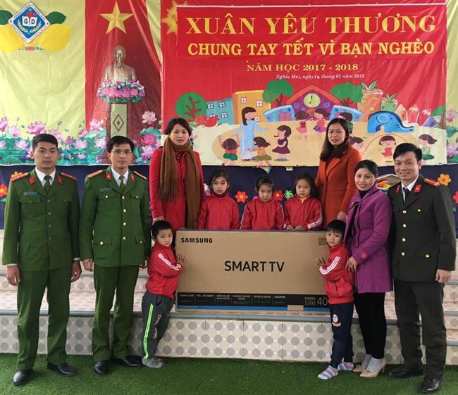 Công an huyện Nghĩa Đàn chung tay “Tết vì người nghèo” tại Trường Tiểu học Nghĩa Mai