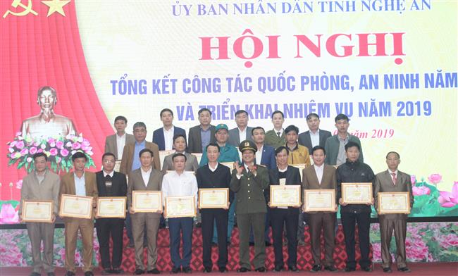 Khen thưởng cho các tập thể, cá nhân có thành tích trong công tác                                      đảm bảo quốc phòng - an ninh năm 2018