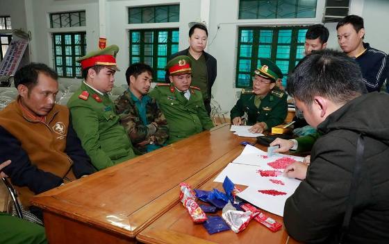 2 đối tượng cùng tang vật tại cơ quan Công an
