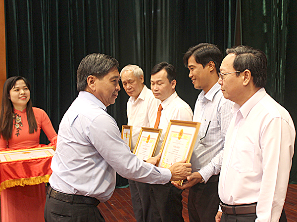 Đồng chí Lê Tuấn Quốc trao Bằng khen của UBND tỉnh cho các cá nhân có thành tích xuất sắc trong hoạt động của HĐND năm 2018. 