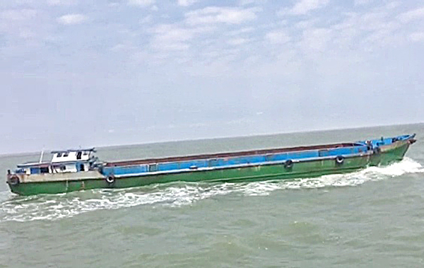  Tàu SG 7037 bị dẫn giải về Bộ Tư lệnh Vùng Cảnh sát biển 3 để tiếp tục điều tra, làm rõ hành vi vận chuyển hàng hóa trái phép.