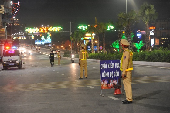 Lực lượng Cảnh sát giao thông lập chốt kiểm soát nồng độ cồn đối với lái xe.