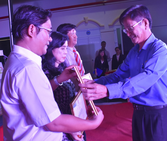 Đồng chí Châu Văn Thắng, Chủ tịch LĐLĐ tỉnh trao Bằng khen cho Công đoàn cơ sở Công ty CP May Vũng Tàu và Bằng khen cho 3 cá nhân.