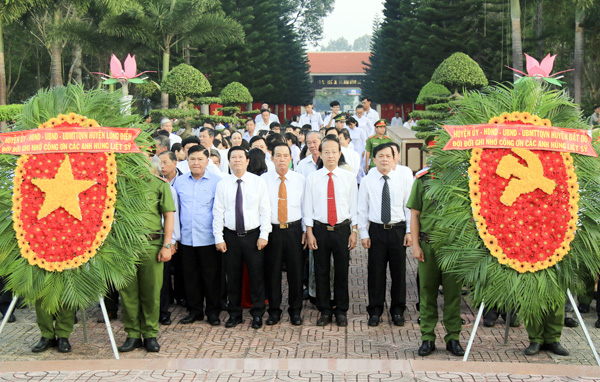 Các đồng chí lãnh đạo tỉnh, lãnh đạo 2 huyện Long Điền và Đất Đỏ đặt vòng hoa viếng Nghĩa trang liệt sĩ liên huyện Long Điền - Đất Đỏ.