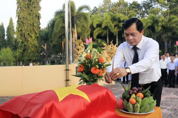 Đồng chí Hồ Văn Lợi, Tỉnh ủy viên, Bí thư Huyện ủy Đất Đỏ thắp hương tưởng nhớ liệt sĩ Kiều Cao An.