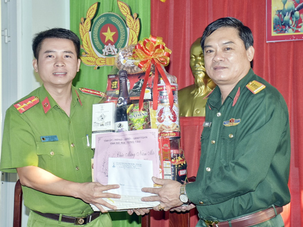 Đại tá Phạm Phú Ý, Ủy viên Ban Thường vụ Tỉnh ủy, Chỉ huy trưởng Bộ CHQS tỉnh chúc Tết tại Đội chữa cháy và cứu nạn cứu hộ khu vực 3.