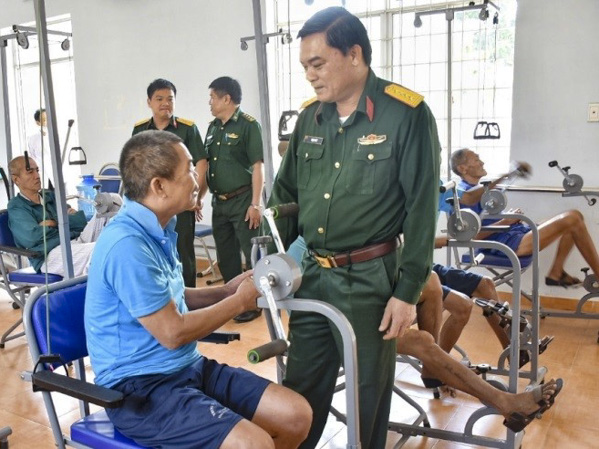 Đại tá Phạm Phú Ý, Ủy viên Ban Thường vụ Tỉnh ủy, Chỉ huy trưởng Bộ CHQS tỉnh thăm hỏi bệnh nhân đang điều trị tại Trung tâm xã hội tỉnh.