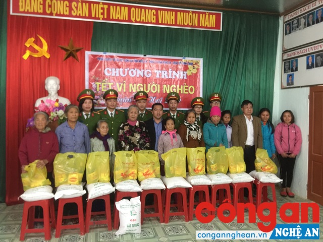Phòng CSĐTTP về ma túy tặng quà cho các gia đình có hoàn cảnh khó khăn tại huyện Thanh Chương