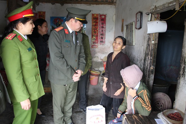 Lãnh đạo Công an huyện động viên, thăm hỏi chia sẻ những khó khăn cùng những người nghèo.
