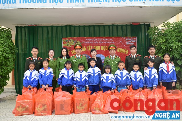 Trao quà Tết cho học sinh