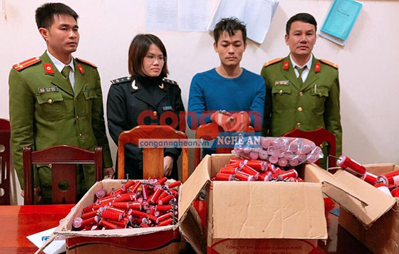 Lực lượng chức năng đã bắt giữ đối tượng cùng tang vật gần 30 kg pháo nổ