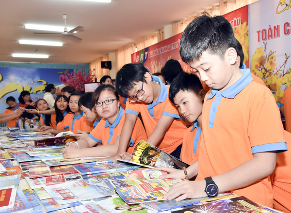 Học sinh Trường THCS Duy Tân xem các ấn phẩm báo Xuân.