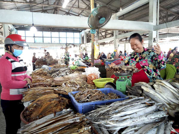 Khách hàng chọn mua hải sản khô tại chợ Đất Đỏ.