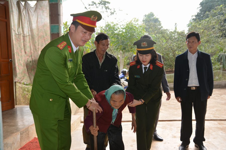 Thăm, tặng tivi cho gia đình bà Lê Thị Dùng có con là Liệt sỹ tại xã Nghĩa Minh