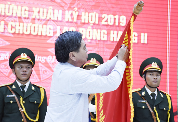 Thừa ủy quyền của Chủ tịch nước, đồng chí Lê Tuấn Quốc, Phó Chủ tịch UBND tỉnh gắn Huân chương Lao động hạng Nhì lên cờ truyền thống của huyện Long Điền.