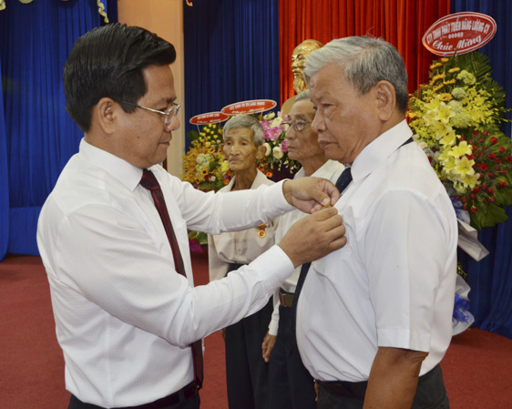 Đồng chí Bùi Chí Thành, Ủy viên dự khuyết Trung ương Đảng,  Bí thư Huyện ủy Châu Đức gắn Huy hiệu 55 năm tuổi Đảng cho các đảng viên. 