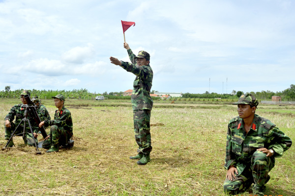 Huấn luyện đại đội cối 82mm cho lực lượng dự bị động viên tỉnh  tại xã Bình Trung, huyện Châu Đức.
