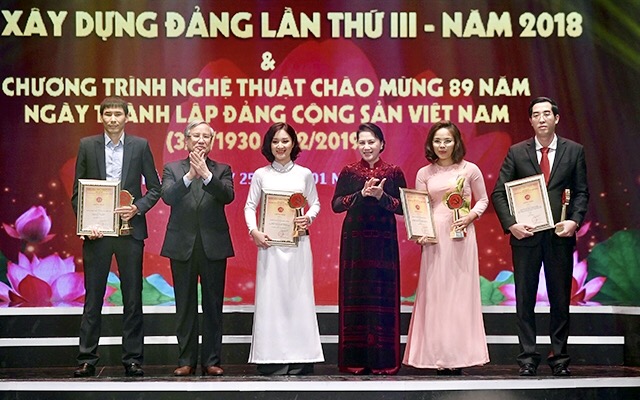 Chủ tịch Quốc hội Nguyễn Thị Kim Ngân và Thường trực Ban Bí thư Trần Quốc Vượng trao giải A cho các tác giả, nhóm tác giả.