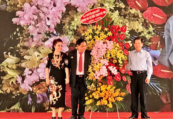 Nguyên Chủ tịch nước Nguyễn Minh Triết (phải) tặng hoa cho chủ đầu tư DA nhà máy xử lý nước thải KCN Sóng Thần II.