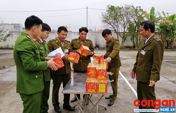 Các lực lượng kiểm tra số pháo bị thu giữ