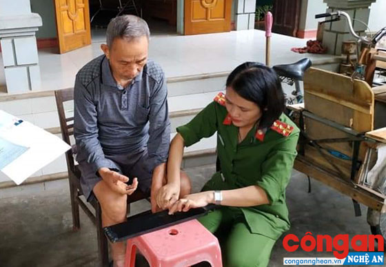 Cán bộ Đội Cảnh sát QLHC về TTXH Công an huyện Yên Thành đến tận nơi cư trú làm thủ tục cấp CMND cho người cao tuổi