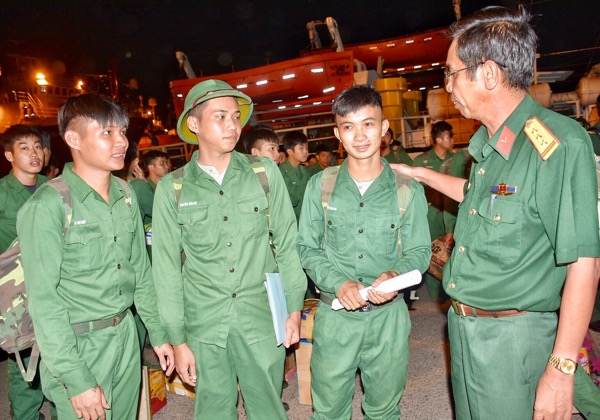 Thượng tá Hoàng Lưu Quốc, Phó Tham mưu trưởng Bộ CHQS tỉnh động viên quân nhân xuất ngũ khi về địa phương.