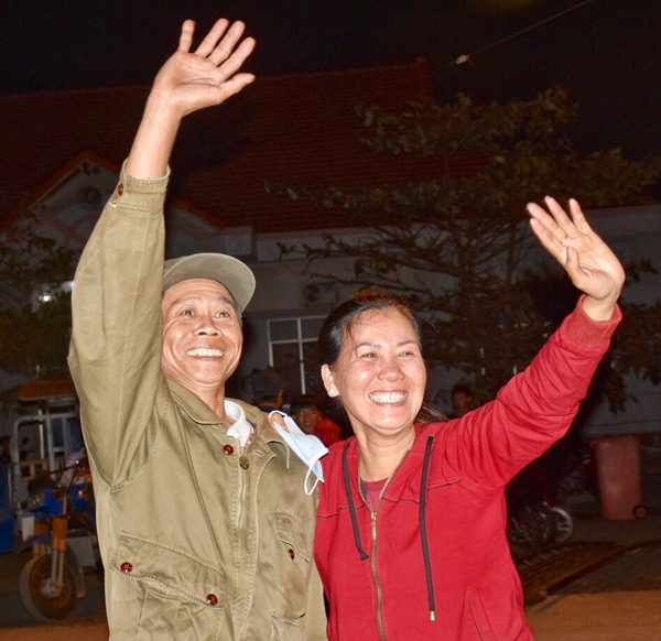 Cha, mẹ quân nhân Phạm Quang Tiến (SN 1998, ngụ tại phường Kim Dinh, TP. Bà Rịa) vui mừng khi con trai hoàn thành nghĩa vụ trở về.