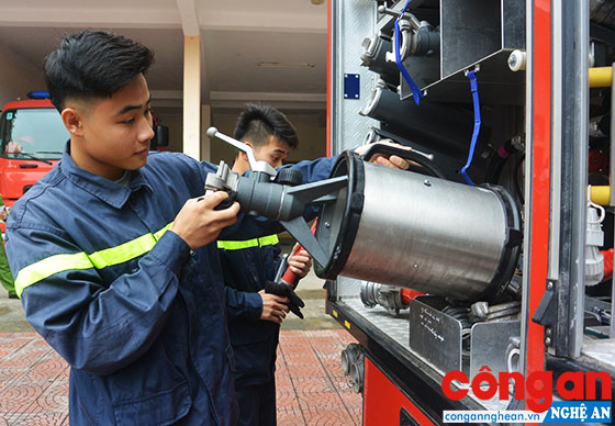 Chiến sỹ Lô Đức Anh trong buổi kiểm tra, bảo dưỡng phương tiện