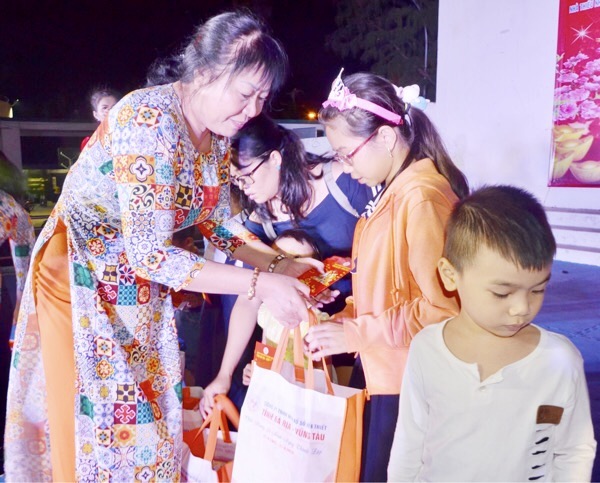 Bà Nguyễn Thị Men, Giám đốc Nhà Thiếu nhi tỉnh trao quà cho trẻ em có hoàn cảnh khó khăn trên địa bàn TP. Vũng Tàu.