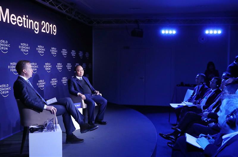 Thủ tướng Nguyễn Xuân Phúc đối thoại với Chủ tịch WEF Borge Brende về chủ đề “Việt Nam và Thế giới”. (Ảnh: TTXVN)