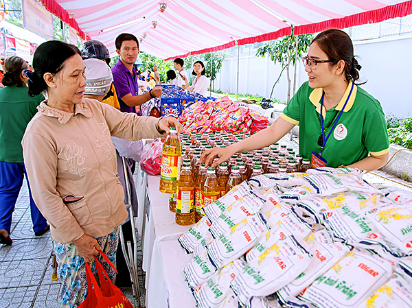 Người nghèo mua sắm các nhu yếu phẩm cần thiết tại “Chợ Tết quê hương tình người” do Ban Từ thiện xã hội Giáo hội Phật giáo tỉnh tổ chức.