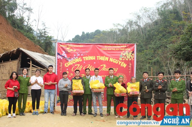 Những món quà là nguồn động viên kịp thời để bà con có một cái Tết yên ấm, hạnh phúc!