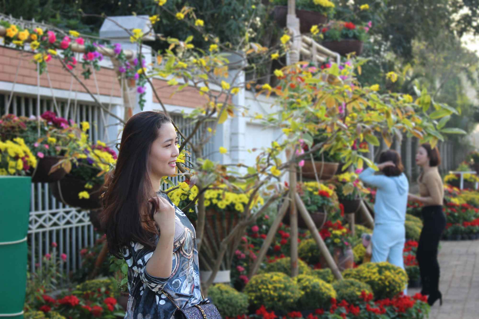 Đua sắc cùng hoa
