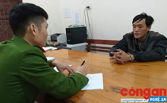 Cán bộ Công an huyện Quỳ Châu lấy lời khai đối tượng phạm tội